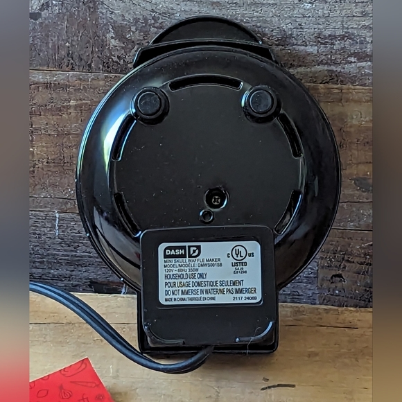 New in Box Dash Mini Skull Electric Waffle Maker - Picture 11 of 16